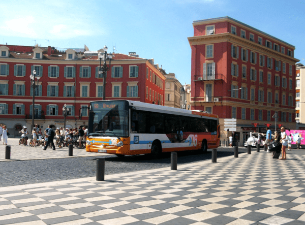 Autobus di linea urbana nel centro di Nizza
