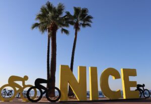 Scritta monumentale NICE gialla con palme e biciclette, Promenade des Anglais, Nizza