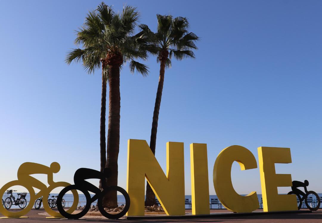 Scritta monumentale NICE gialla con palme e biciclette, Promenade des Anglais, Nizza