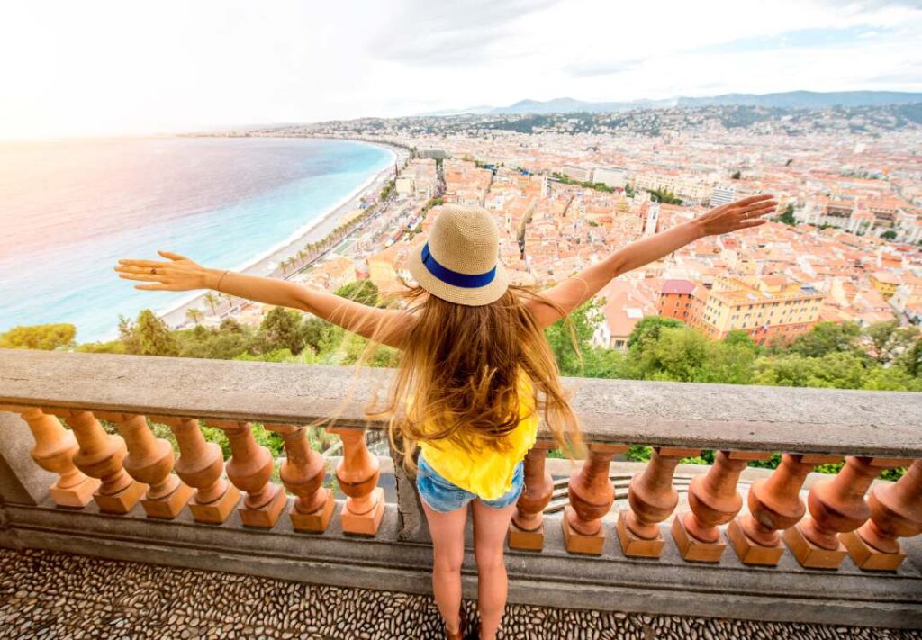 Vista panoramica sulla Baie des Anges e la Promenade des Anglais dalla Colline du Château, Nizza